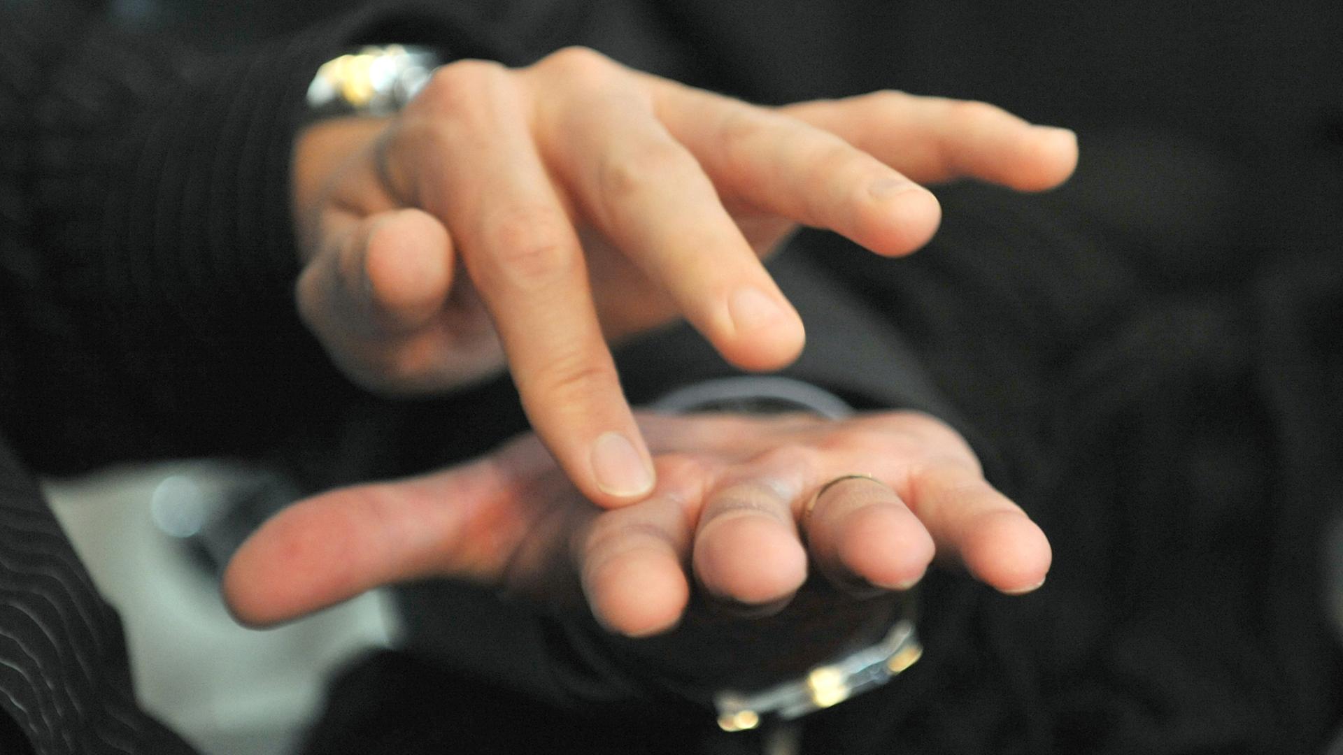 Berührung der Handfläche mit einem Finger Berührung der Handfläche mit einem Finger