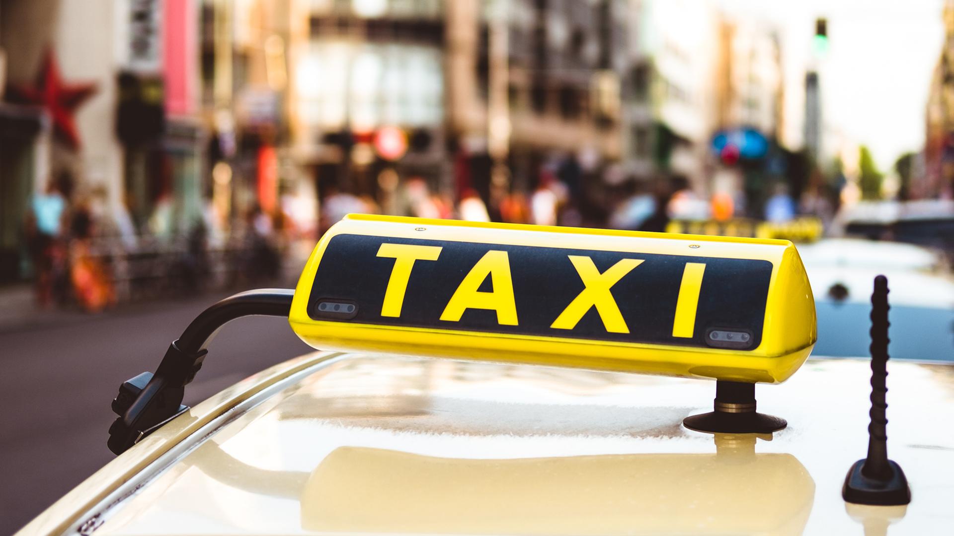 Ein Taxi in der Berliner Friedrichstraße. Ein Taxi in der Berliner Friedrichstraße.