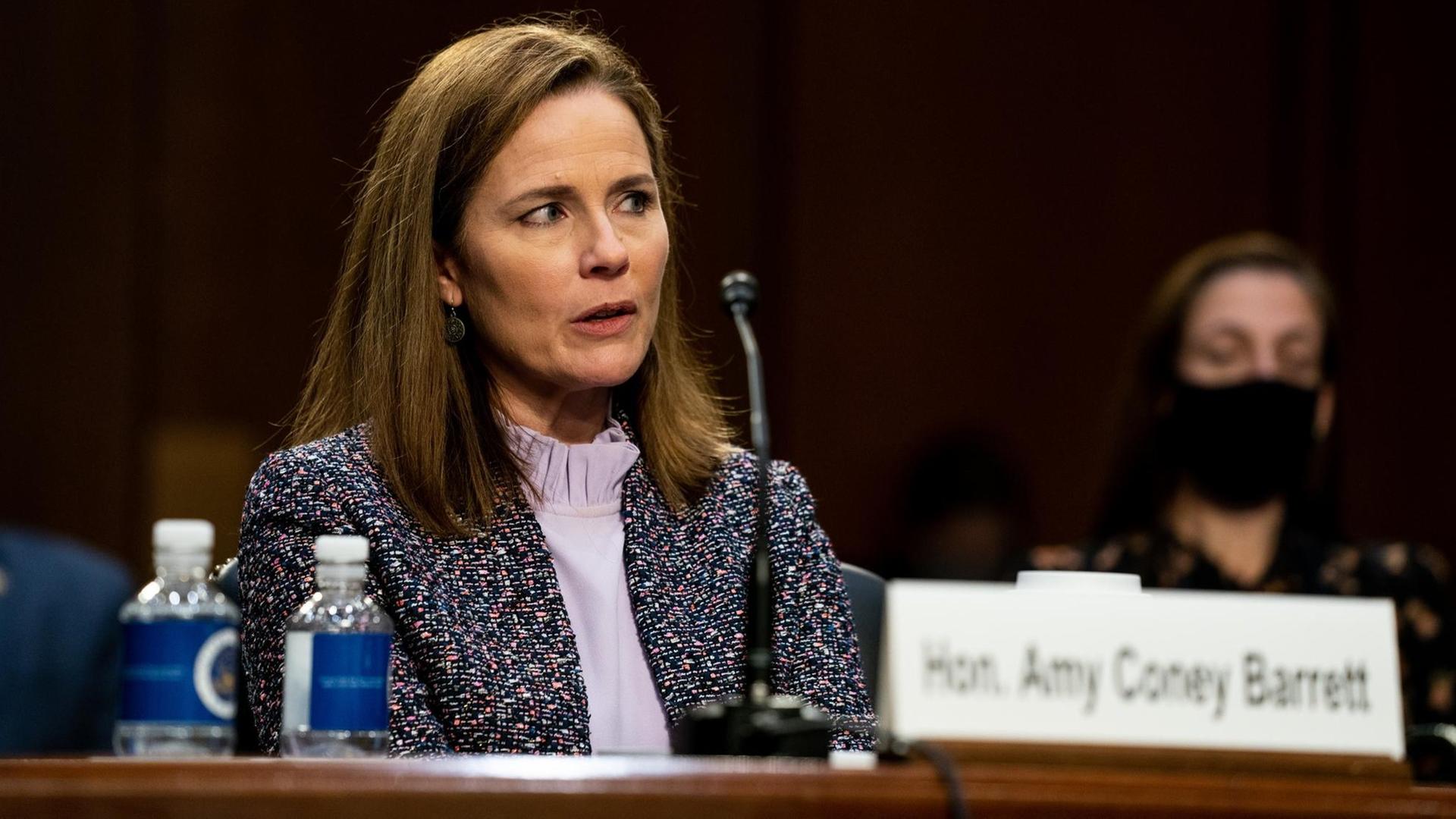 Die Kandidatin des Obersten Gerichtshofs, Amy Coney Barrett, sagt am dritten Tag ihrer Anhörung zur Bestätigung des Obersten Gerichtshofs auf dem Capitol Hill am 14. Oktober 2020 in Washington, DC, vor dem Justizausschuss des Senats aus Die Kandidatin des Obersten Gerichtshofs, Amy Coney Barrett, sagt am dritten Tag ihrer Anhörung zur Bestätigung des Obersten Gerichtshofs auf dem Capitol Hill am 14. Oktober 2020 in Washington, DC, vor dem Justizausschuss des Senats aus