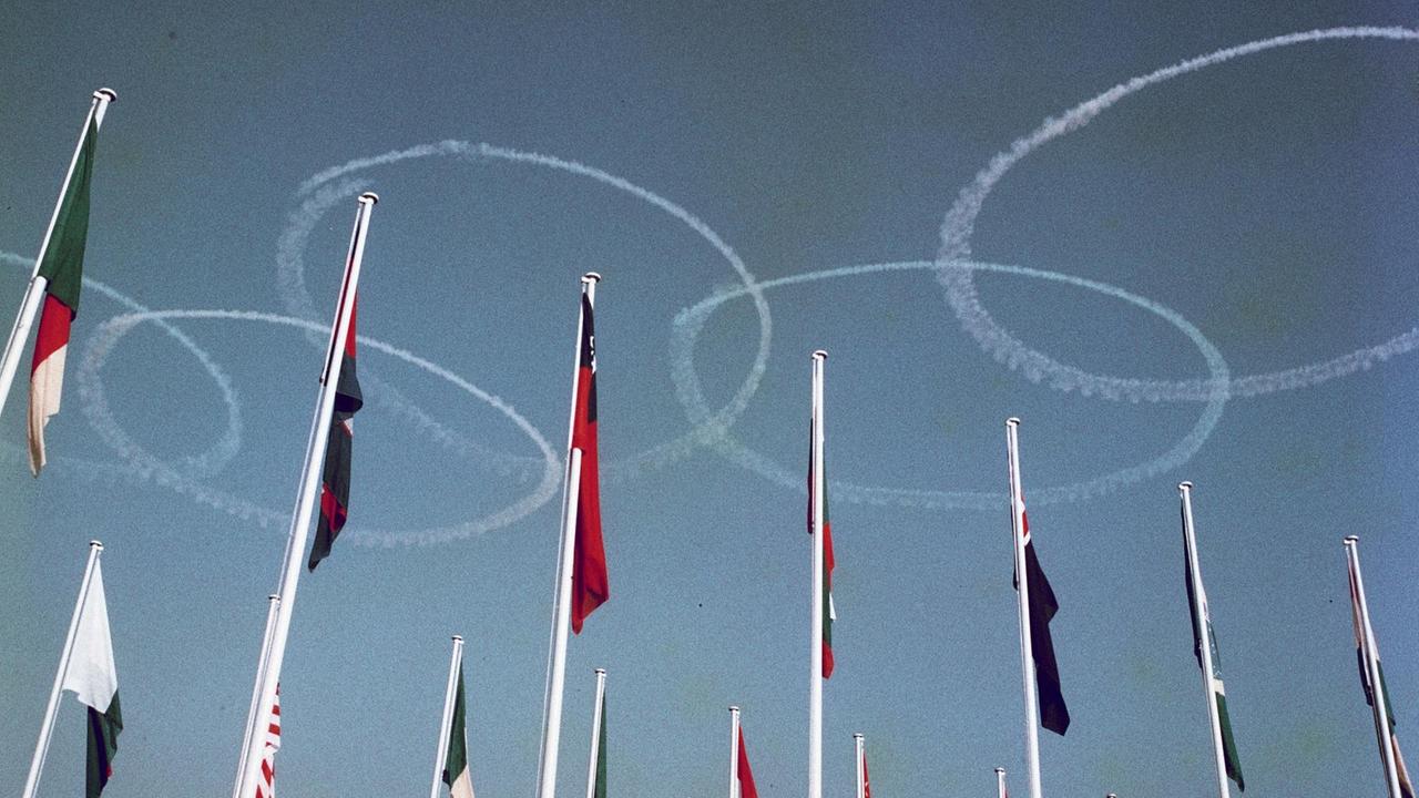 Die Olympischen Ringe von Flugzeugen in den Himmel gezeichnet