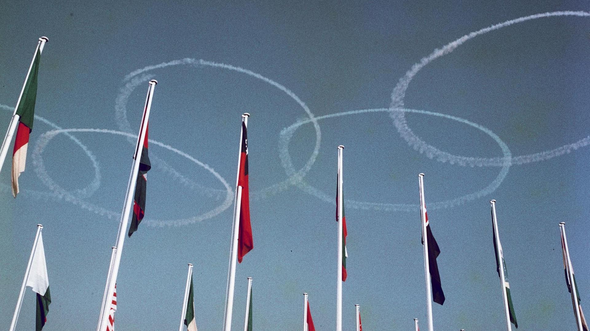 Die Olympischen Ringe von Flugzeugen in den Himmel gezeichnet Die Olympischen Ringe von Flugzeugen in den Himmel gezeichnet
