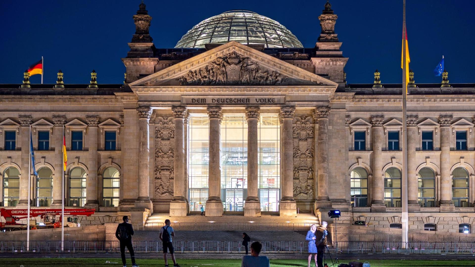 Das Reichstagsgebäude, der Sitz des Bundestag, steht in der Abenddämmerung, nachdem die Wahllokale bei der Bundestagswahl geschlossen haben und die ersten Hochrechnungen veröffentlich worden sind.