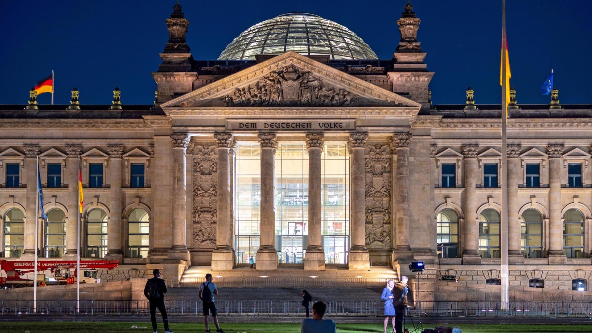 Das Reichstagsgebäude, der Sitz des Bundestag, steht in der Abenddämmerung, nachdem die Wahllokale bei der Bundestagswahl geschlossen haben und die ersten Hochrechnungen veröffentlich worden sind. Das Reichstagsgebäude, der Sitz des Bundestag, steht in der Abenddämmerung, nachdem die Wahllokale bei der Bundestagswahl geschlossen haben und die ersten Hochrechnungen veröffentlich worden sind.