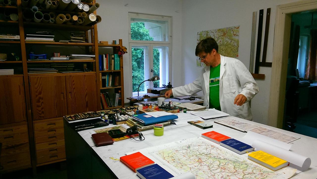 Rolf Böhm in seiner Werkstatt Rolf Böhm in seiner Werkstatt