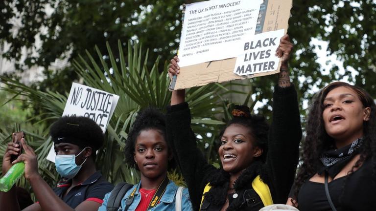 Demonstranten in London protestieren nach dem gewaltsamen Tod des Afroamerikaners George Floyd in den USA gegen Rassismus und Polizeigewalt 