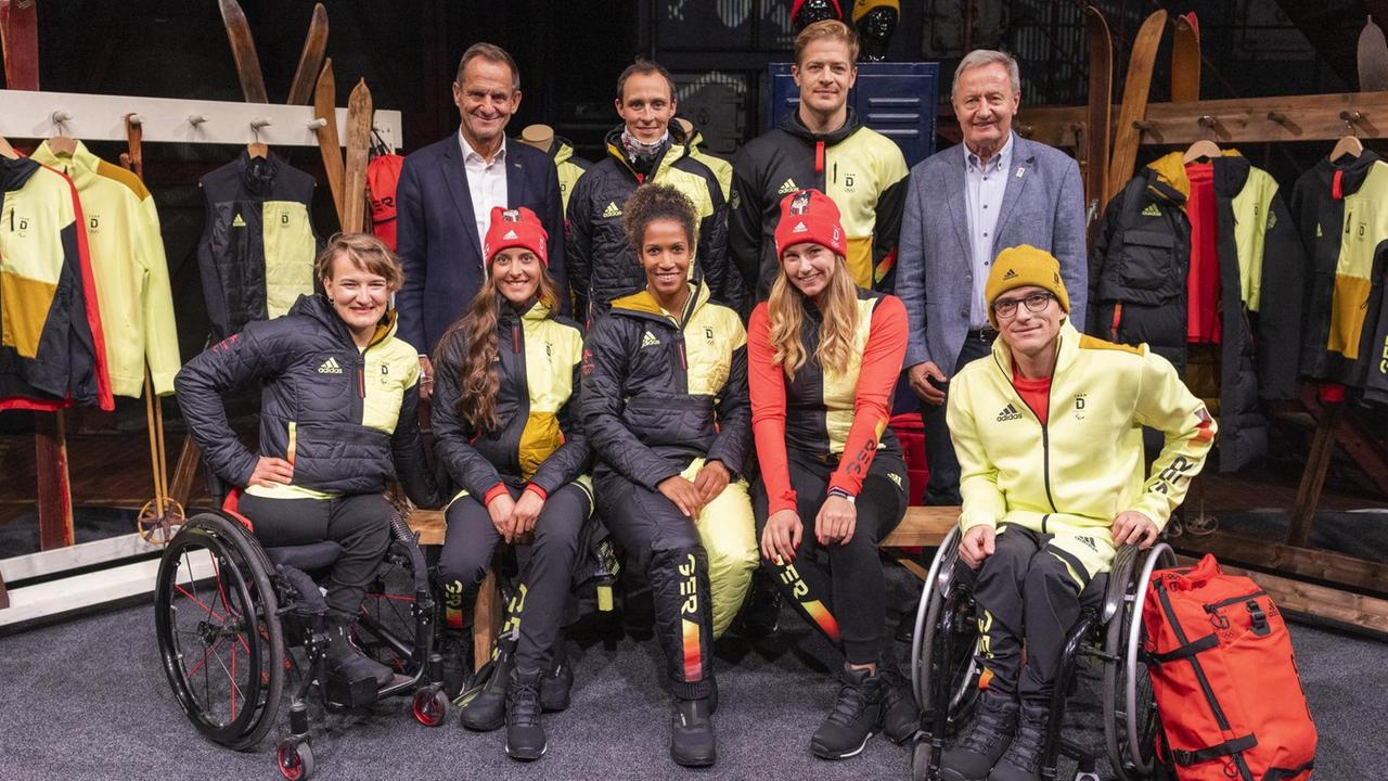 Präsentation der Bekleidung Team Deutschland für die Winterspiele in Peking 2022. (obere Reihe l-r) Alfons Hörmann, Präsident des DOSB, Eric Frenzel, Nordische Kombination, Moritz Müller, Eishockeynationalspieler, (vorne l-r) Anna-Lena Forster, Sabrina Cakmakli, Ski Freestyle, Mariama Jamanka, Bob, Laura Nolte, Bob, Martin Fleig, Para Ski Nordisch. Präsentation der Bekleidung Team Deutschland für die Winterspiele in Peking 2022. (obere Reihe l-r) Alfons Hörmann, Präsident des DOSB, Eric Frenzel, Nordische Kombination, Moritz Müller, Eishockeynationalspieler, (vorne l-r) Anna-Lena Forster, Sabrina Cakmakli, Ski Freestyle, Mariama Jamanka, Bob, Laura Nolte, Bob, Martin Fleig, Para Ski Nordisch.