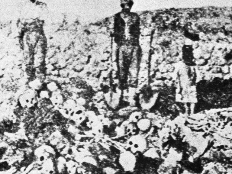 Massengrab mit den Leichen getöteter Armenier. Rund 1,5 Millionen Armenier sind in den Jahren 1915 und 1916 bei den Massenmorden und Deportationen durch die Türken ums Leben gekommen. Als Folge flüchteten die Armenier aus dem türkischen Teil Armeniens in den russischen Teil sowie in andere Länder.