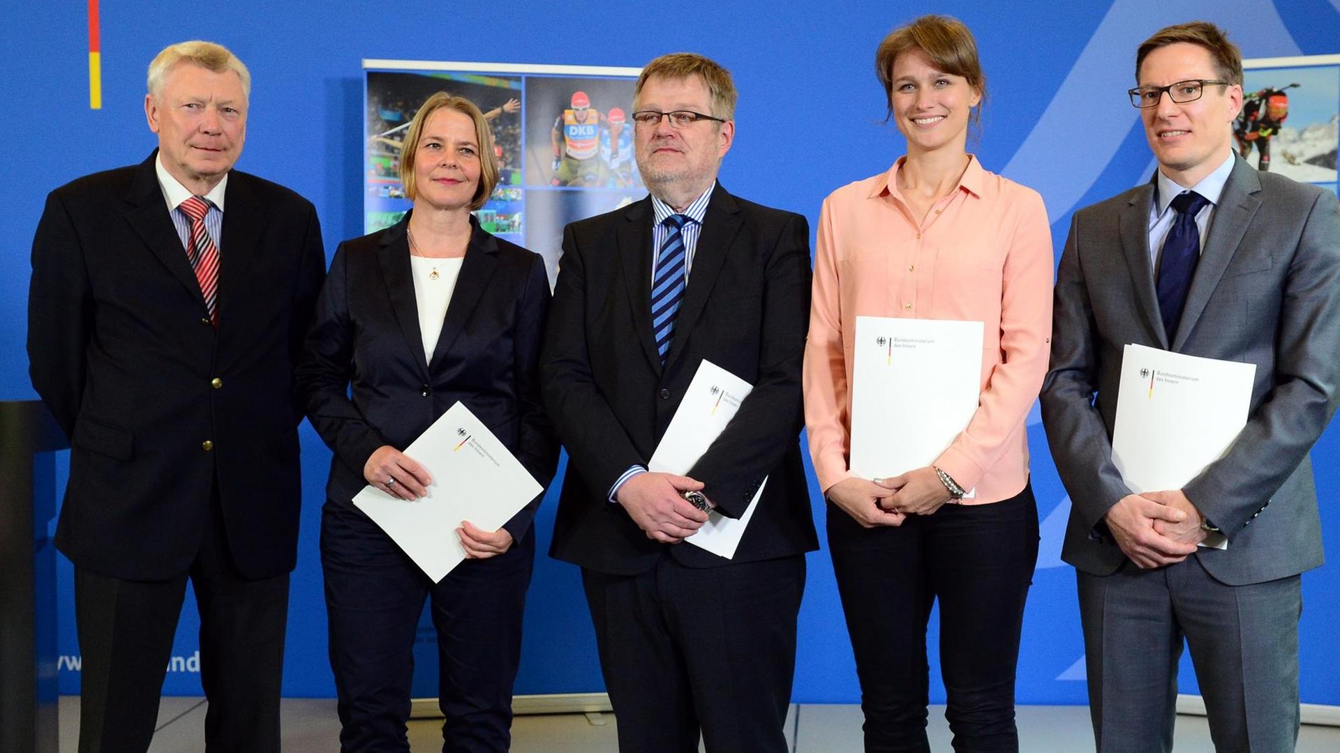 Die PotAS-Kommission, die Experten-Kommission zur Umsetzung der Leistungssportreform: Reinhard Wendt (l-r), früherer Sportchef der Deutschen Reiterlichen Vereinigung und des Deutschen Olympiadekomitees für Reiterei, Mirjam Rebel vom Bundesinstitut für Sportwissenschaft, Vorsitzender Sportpsychologe Bernd Strauß, Fecht-Olympiasiegerin und Mitglied der IOC-Athletenkommission, Britta Heidemann, und Sportwissenschaftler Urs Granacher. Die PotAS-Kommission, die Experten-Kommission zur Umsetzung der Leistungssportreform: Reinhard Wendt (l-r), früherer Sportchef der Deutschen Reiterlichen Vereinigung und des Deutschen Olympiadekomitees für Reiterei, Mirjam Rebel vom Bundesinstitut für Sportwissenschaft, Vorsitzender Sportpsychologe Bernd Strauß, Fecht-Olympiasiegerin und Mitglied der IOC-Athletenkommission, Britta Heidemann, und Sportwissenschaftler Urs Granacher.
