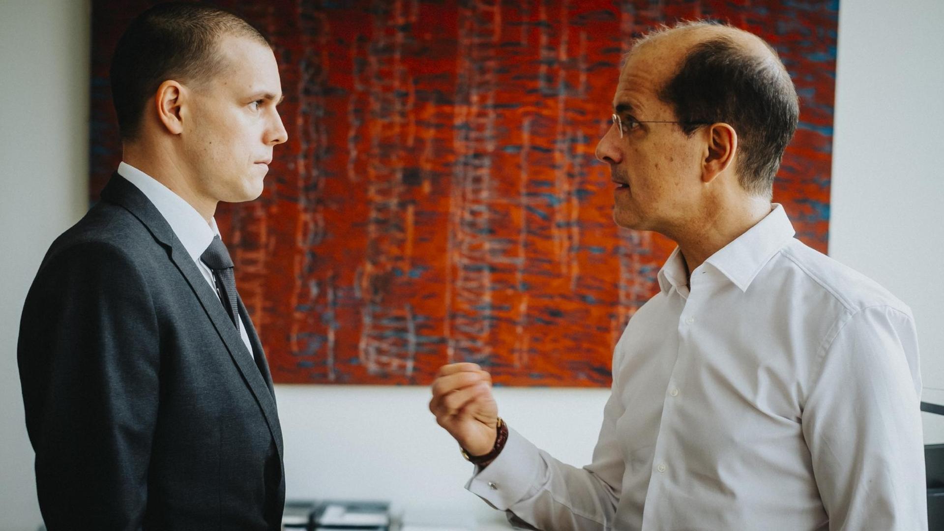 Franz Hartwig als Jan Marsalek und Christoph Maria Herbst als Markus Braun in dem Doku-Drama "Der große Fake. Die Wirecard-Story". Franz Hartwig als Jan Marsalek und Christoph Maria Herbst als Markus Braun in dem Doku-Drama "Der große Fake. Die Wirecard-Story".