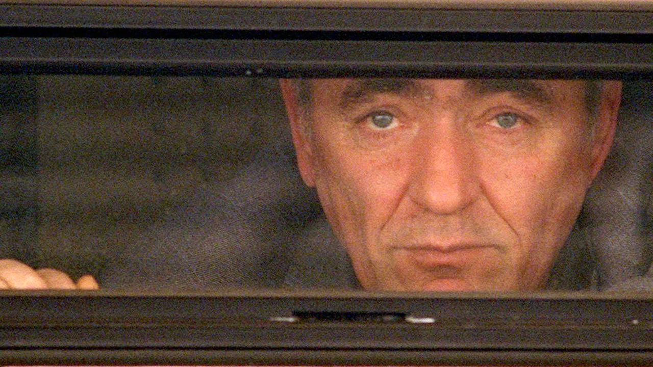 Ein Kosovo-Albaner schaut am 15.4.1998 kurz vor seiner Abschiebung auf dem Münchner Flughafen durch das Fenster eines Gefangenentransporters der Polizei. Ein Kosovo-Albaner schaut am 15.4.1998 kurz vor seiner Abschiebung auf dem Münchner Flughafen durch das Fenster eines Gefangenentransporters der Polizei.