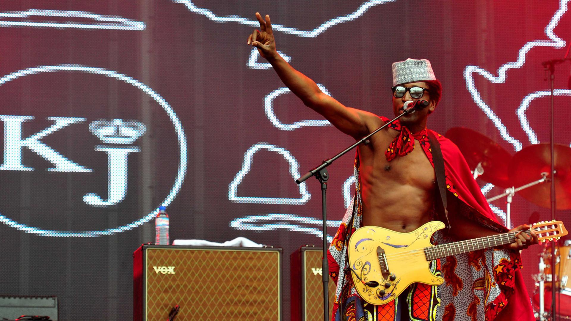 Der nigerianische Musiker Keziah Jones beim Festival des Vleilles Charrues im Jahr 2012 Der nigerianische Musiker Keziah Jones beim Festival des Vleilles Charrues im Jahr 2012