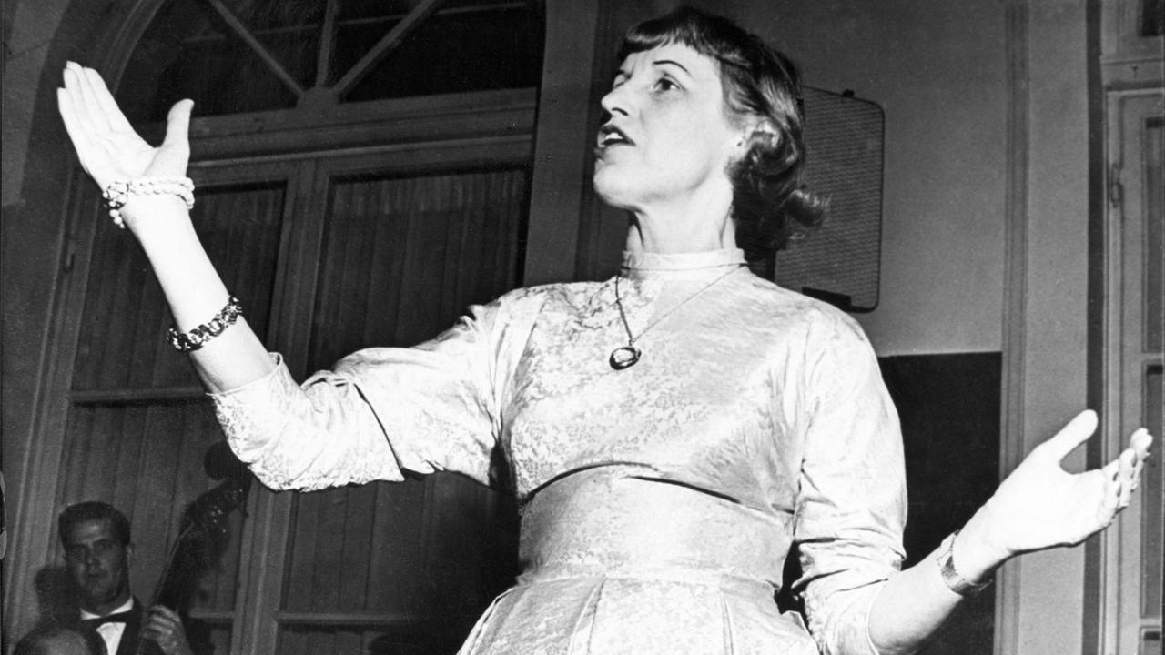 Lotte Lenya bei einem Auftritt in München 1950. Lotte Lenya bei einem Auftritt in München 1950.