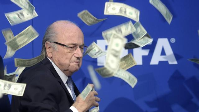 Dollar-Noten für Joseph Blatter - die Aktion des britischen Komikers Lee Nelson.