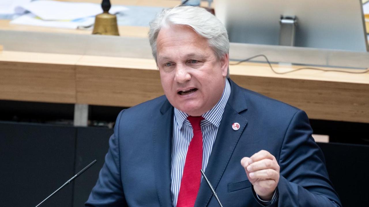 Thomas Isenberg steht am Rednerpult. Thomas Isenberg steht am Rednerpult.