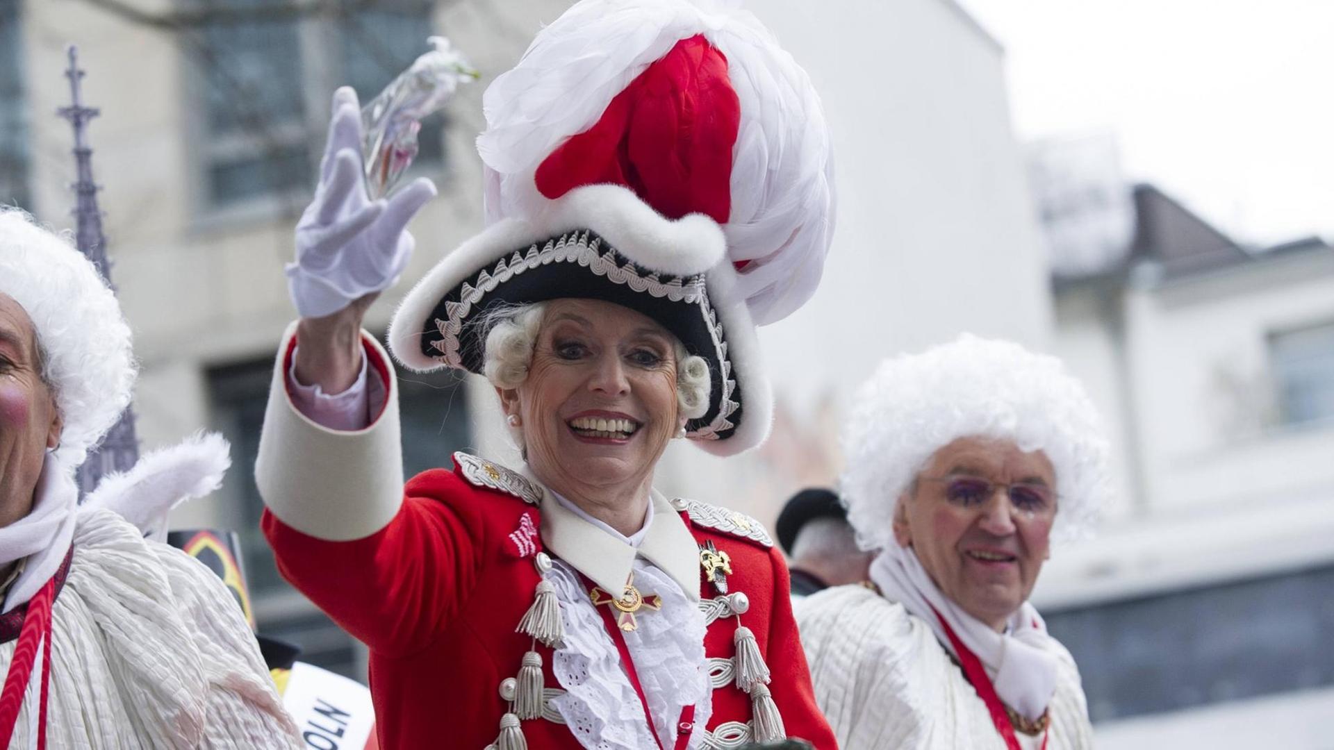 Henriette Reker (Oberbuergermeisterin Koeln) auf einem Umzugswagen beim Karneval in Köln. Henriette Reker (Oberbuergermeisterin Koeln) auf einem Umzugswagen beim Karneval in Köln.