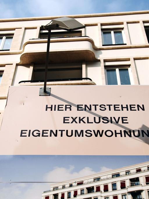 "Hier entstehen exklusive Eigentumswohnungen" steht auf einem Werbebanner im Bezirk Mitte in Berlin.