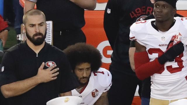 Der Quarterback der San Francisco 49ers, Colin Kaepernick, kniet während der Nationalhymne.