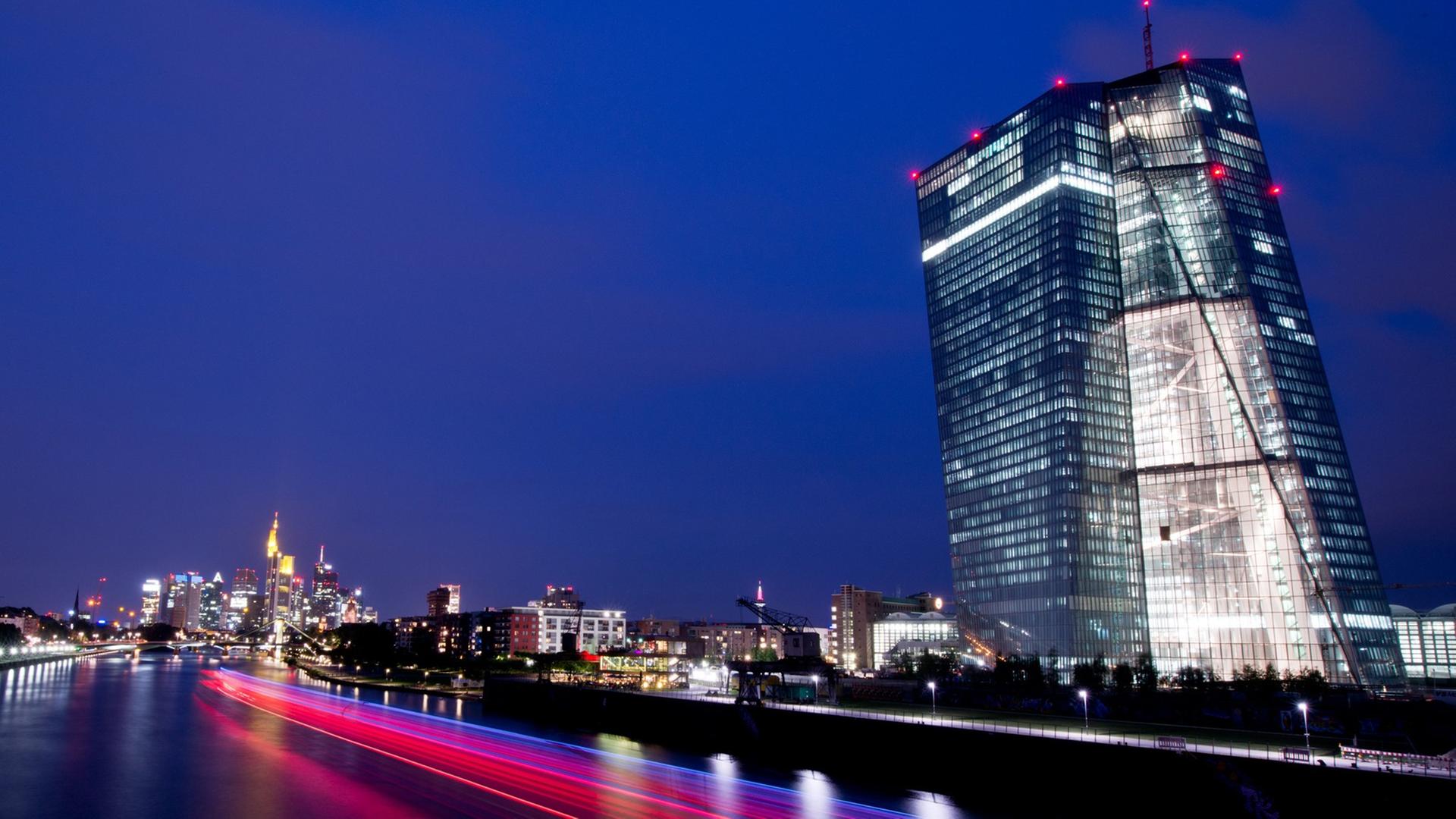 Ein Schiff fährt am 06.08.2014 auf dem Main in Frankfurt am milliardenteuren Neubau der Europäischen Zentralbank vorbei. Ein Schiff fährt am 06.08.2014 auf dem Main in Frankfurt am milliardenteuren Neubau der Europäischen Zentralbank vorbei.