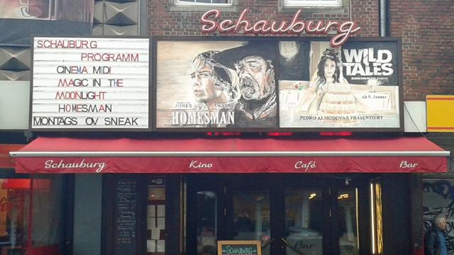 Von Katrin Wulfers handgemalte Filmplakate zu den Filmen "Homesman" und "Wild Tales" am Bremer Kino Schauburg
