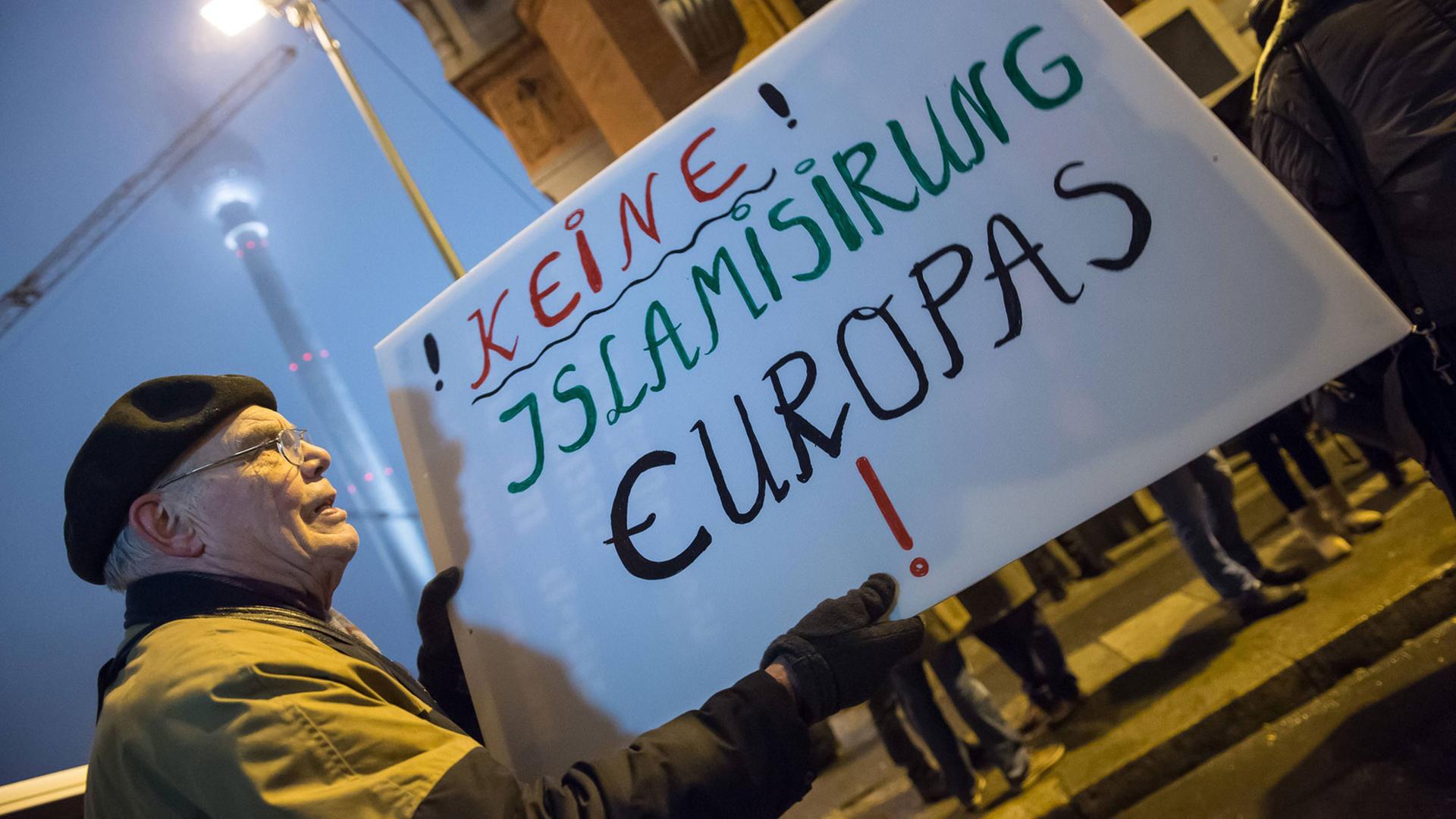 Ein Anhänger der Pegida-Bewegung demonstriert gegen die angebliche Islamisierung Europas. Er hält ein Schild mit der Aufschrift: "Keine Islamisirung Europas". Ein Anhänger der Pegida-Bewegung demonstriert gegen die angebliche Islamisierung Europas. Er hält ein Schild mit der Aufschrift: "Keine Islamisirung Europas".