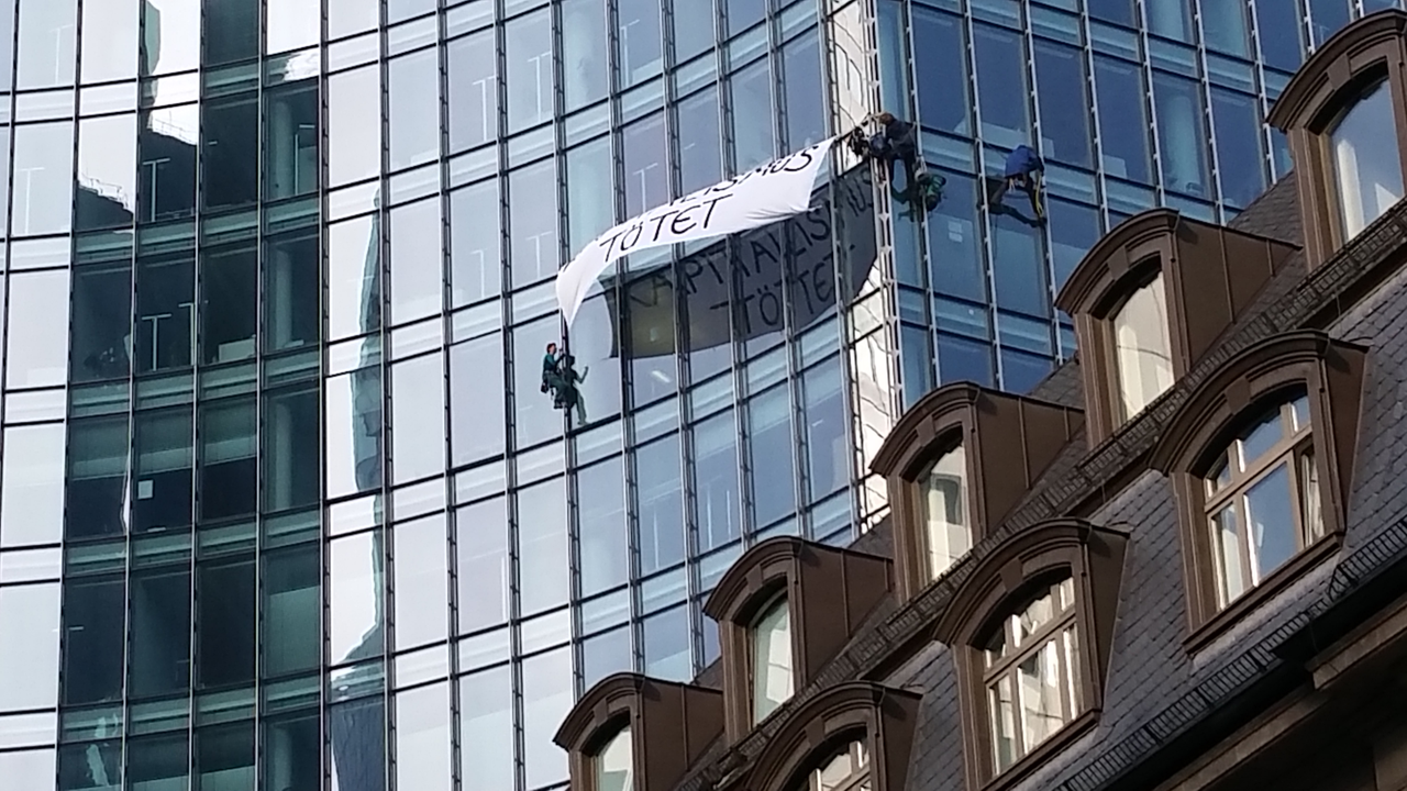 Blockupy-Proteste gegen die EZB: Aktivisten befestigen ein Transparent mit der Aufschrift "Kapitalismus tötet" an der Fassade des Hochhauses Skyper Blockupy-Proteste gegen die EZB: Aktivisten befestigen ein Transparent mit der Aufschrift "Kapitalismus tötet" an der Fassade des Hochhauses Skyper