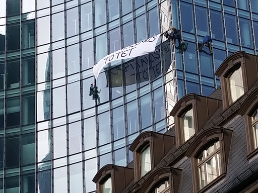 Blockupy-Proteste gegen die EZB: Aktivisten befestigen ein Transparent mit der Aufschrift "Kapitalismus tötet" an der Fassade des Hochhauses Skyper