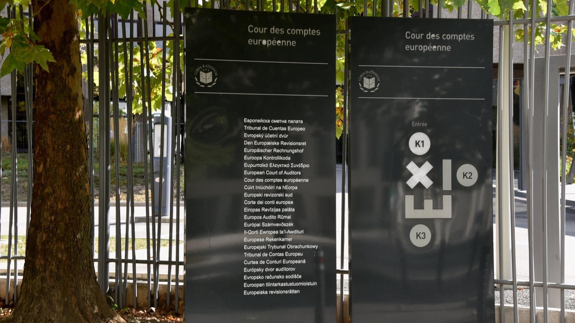 Schild Der europäische Rechnungshof EuRH in verschiedenen Sprachen steht am Eingang Schild Der europäische Rechnungshof EuRH in verschiedenen Sprachen steht am Eingang