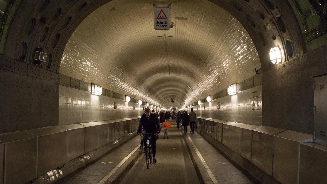 Radfahrer und Fußgänger nutzen den alten Elbtunnel in Hamburg Radfahrer und Fußgänger nutzen den alten Elbtunnel in Hamburg