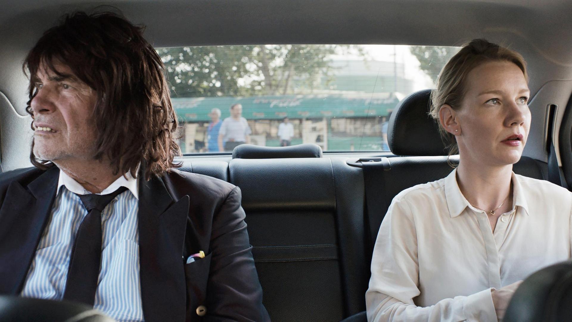 Sandra Hüller als Ines und Peter Simonischek als Winfried/Toni in einer Szene des Films "Toni Erdmann": Das Filmfestival Cannes schickt mit "Toni Erdmann" der Regisseurin Maren Ade seit Jahren wieder einen deutschen Beitrag ins Rennen um die "Goldene Palme". Sandra Hüller als Ines und Peter Simonischek als Winfried/Toni in einer Szene des Films "Toni Erdmann": Das Filmfestival Cannes schickt mit "Toni Erdmann" der Regisseurin Maren Ade seit Jahren wieder einen deutschen Beitrag ins Rennen um die "Goldene Palme".