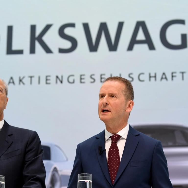 Herbert Diess (r), Vorstandsvorsitzender der Volkswagen AG, und Hans Dieter Pötsch, Vorsitzender des Aufsichtsrats der Volkswagen AG im Jahr 2018
