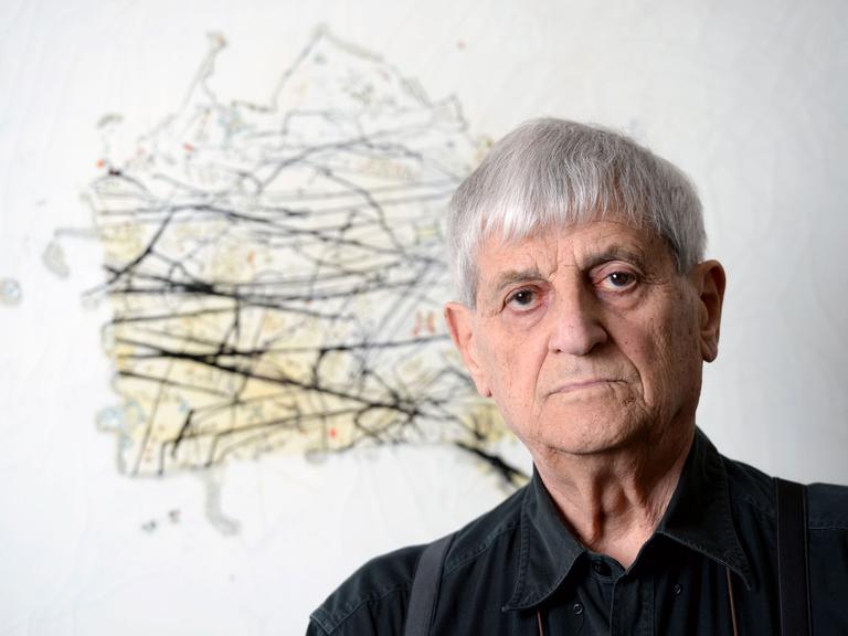 Der italienische Künstler Gianfranco Baruchello steht vor seinem Werk "La presqu'ile interieure A" in seiner Ausstellung in der Sammlung Falckenberg der Deichtorhallen in Hamburg.