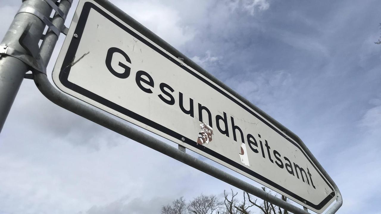 Auf einem Wegweiserschild steht "Gesundheitsamt" Auf einem Wegweiserschild steht "Gesundheitsamt"