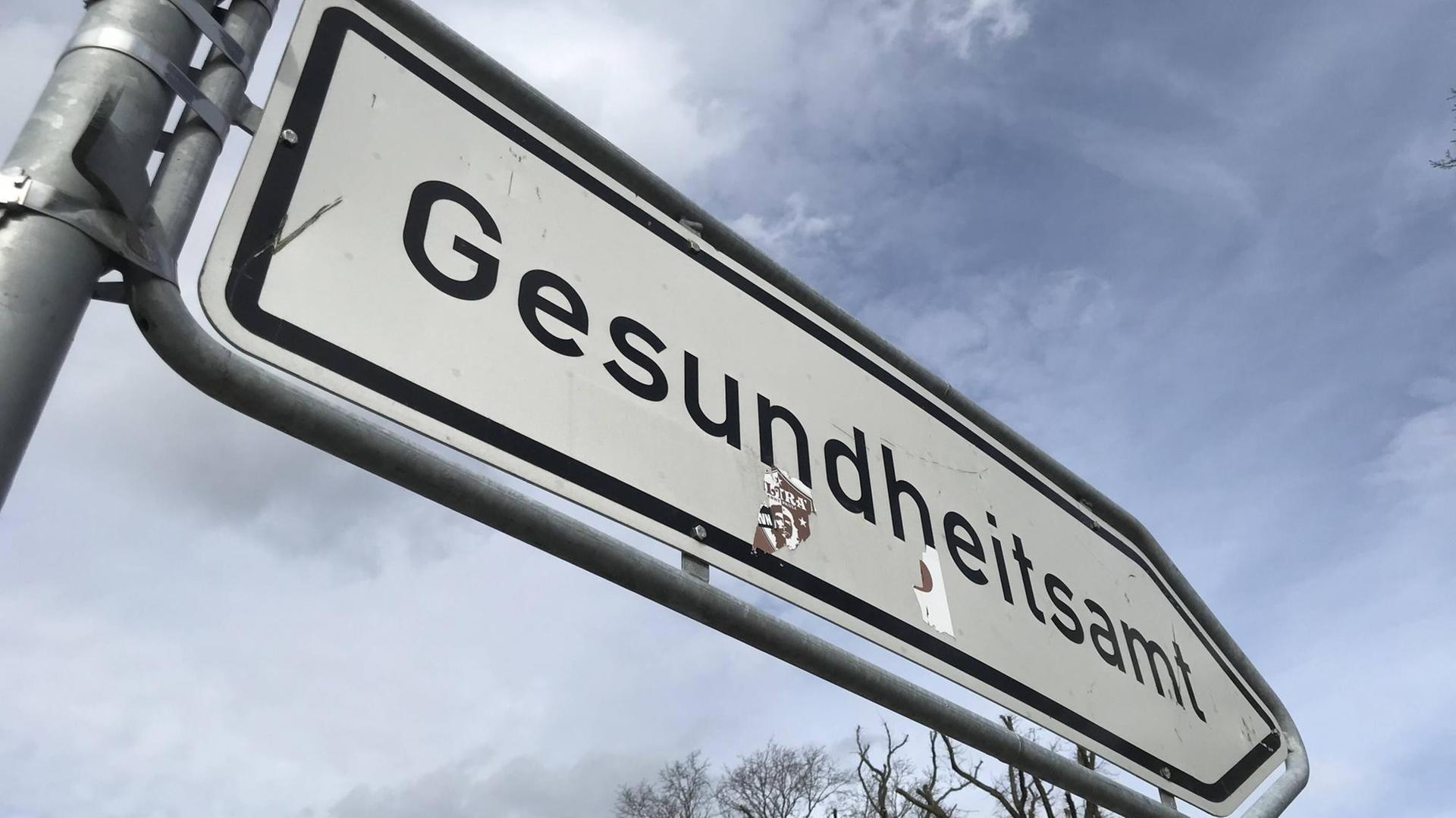 Auf einem Wegweiserschild steht "Gesundheitsamt" Auf einem Wegweiserschild steht "Gesundheitsamt"