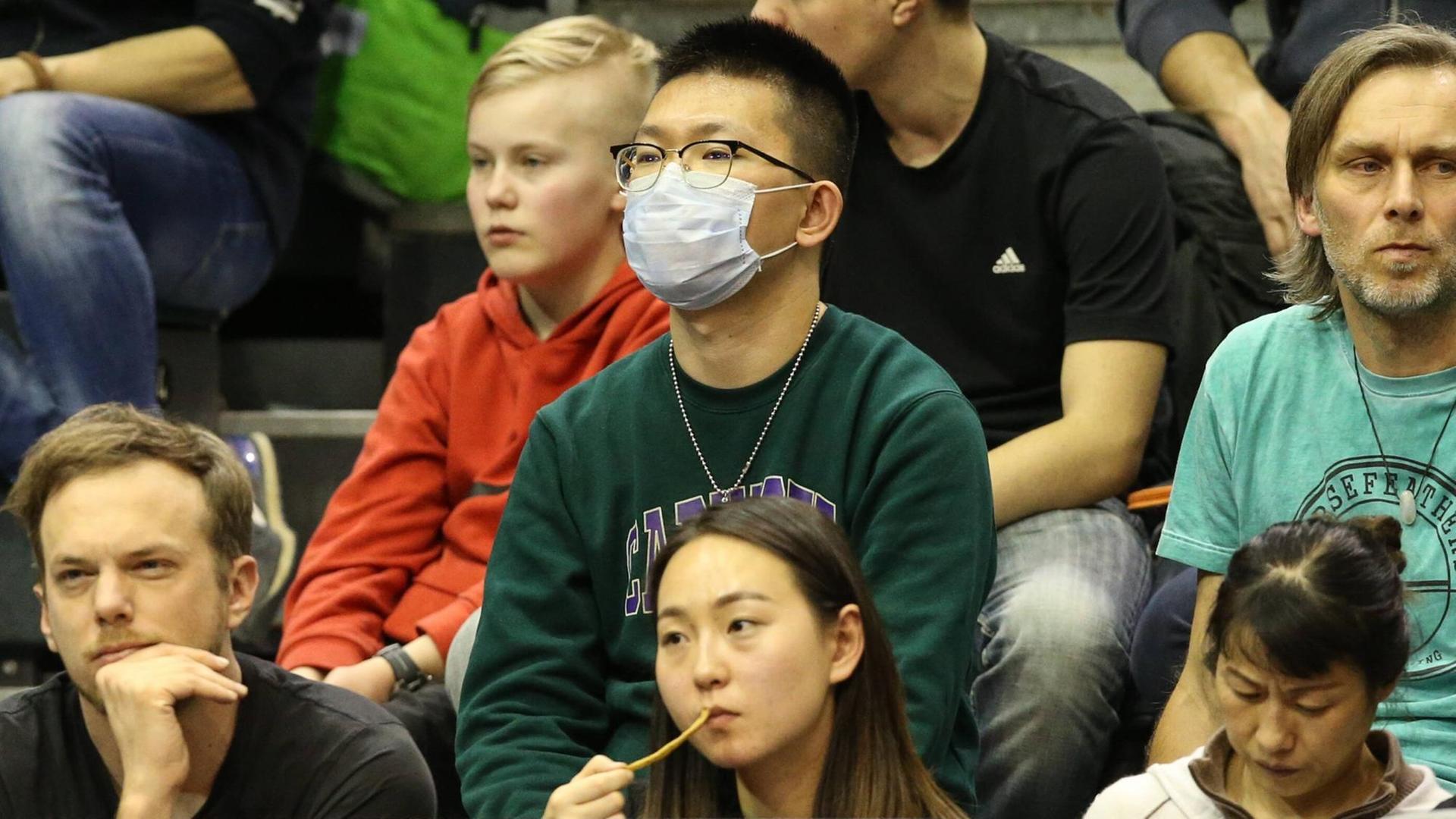Fan mit Gesichtsschutz während der Spiele bei den German Open 2020 Ende Januar in Magdeburg. Fan mit Gesichtsschutz während der Spiele bei den German Open 2020 Ende Januar in Magdeburg.