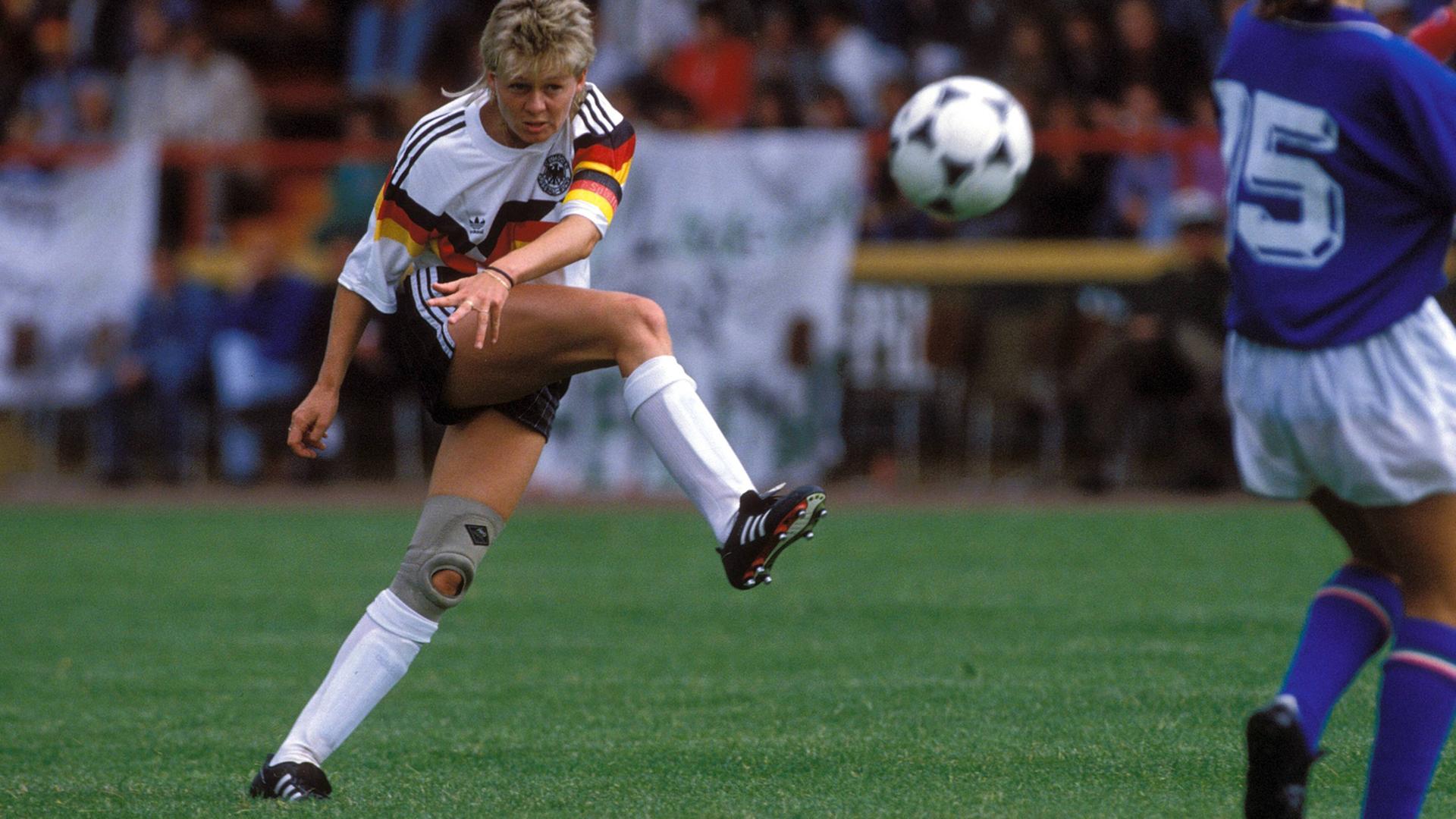 Deutschland gegen Italien am 28. Juni 1989 in Siegen: Silvia Neid brachte die deutsche Mannschaft beim Halbfinale nach 57 Minuten in Führung. auf dem Bild sieht man die Spielerin bei einem Schuss. Deutschland gegen Italien am 28. Juni 1989 in Siegen: Silvia Neid brachte die deutsche Mannschaft beim Halbfinale nach 57 Minuten in Führung. auf dem Bild sieht man die Spielerin bei einem Schuss.