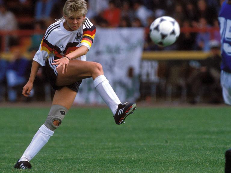 Deutschland gegen Italien am 28. Juni 1989 in Siegen: Silvia Neid brachte die deutsche Mannschaft beim Halbfinale nach 57 Minuten in Führung. auf dem Bild sieht man die Spielerin bei einem Schuss.