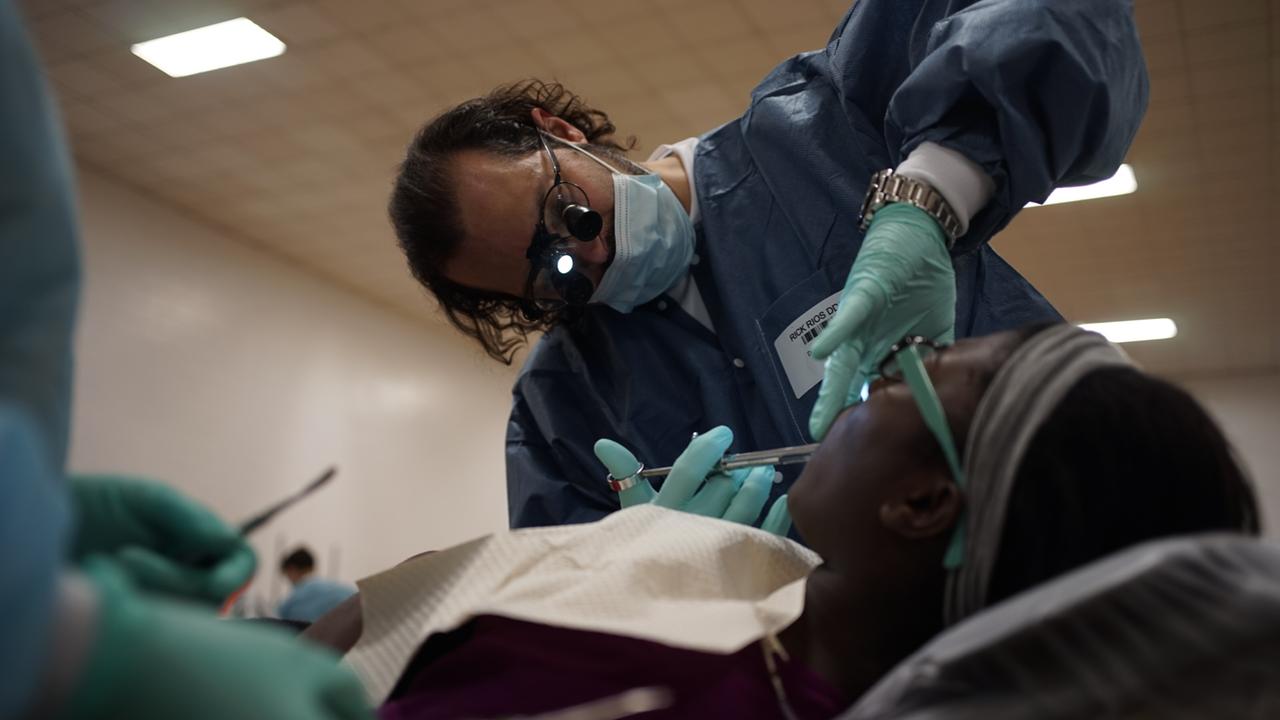 Zahnarzt Dr. Rick Rios verlangt für seine Arbeit kein Honorar. Zahnarzt Dr. Rick Rios verlangt für seine Arbeit kein Honorar.