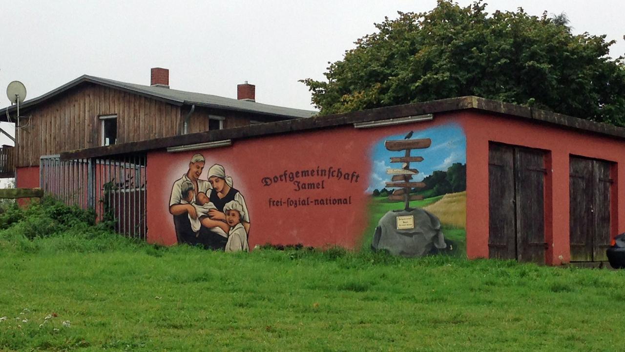 Jamel liegt nur wenige Kilometer von der Ostseeküste entfernt. Kaum ein Navigationsgerät führt dieses winzige Sackgassendorf zwischen Wismar und Grevesmühlen. In mindestens sieben der zehn Häuser leben Leute, die rechts bis rechtsextrem ticken. Jamel liegt nur wenige Kilometer von der Ostseeküste entfernt. Kaum ein Navigationsgerät führt dieses winzige Sackgassendorf zwischen Wismar und Grevesmühlen. In mindestens sieben der zehn Häuser leben Leute, die rechts bis rechtsextrem ticken.