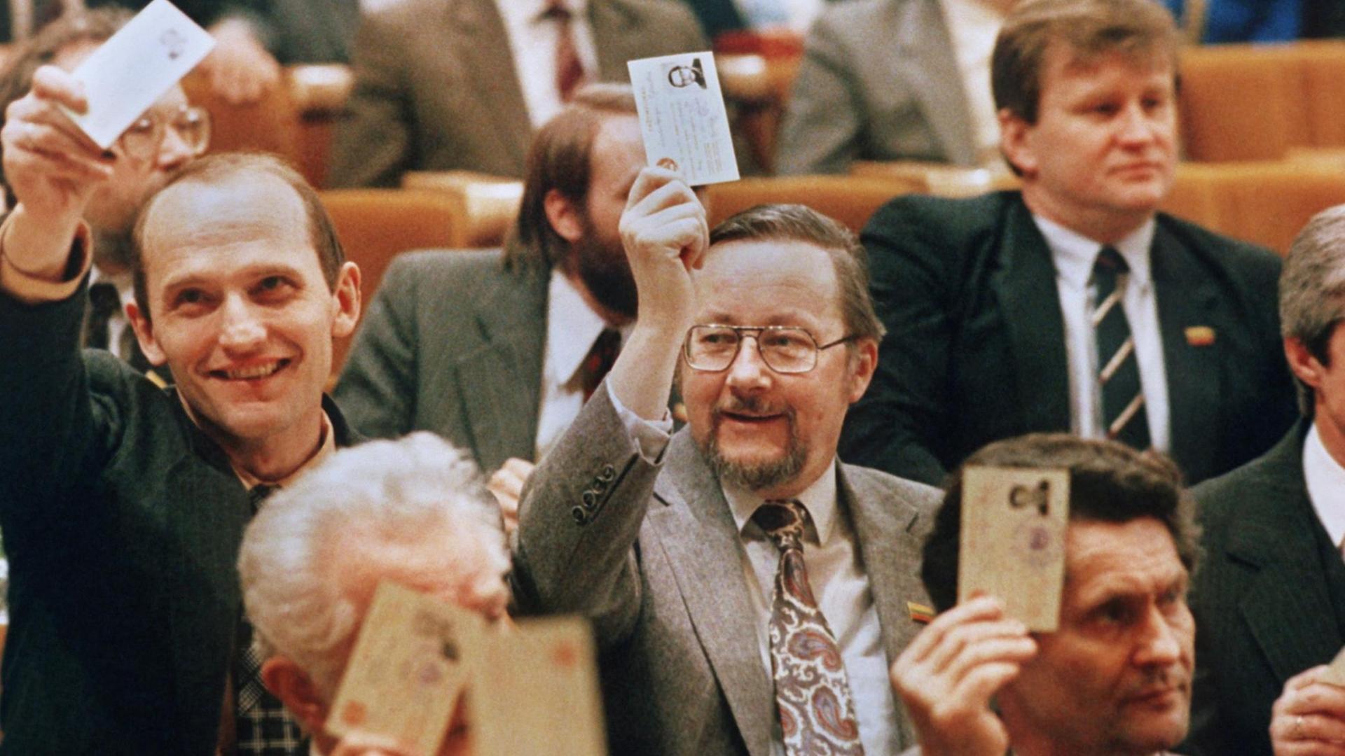Der litauische Staatspräsident Vytautas Landsbergis (M, mit Brille) während der Abstimmung im Parlament in Vilnius am 11. März 1990 über die Unabhängigkeit Litauens von der Sowjetunion. Der litauische Staatspräsident Vytautas Landsbergis (M, mit Brille) während der Abstimmung im Parlament in Vilnius am 11. März 1990 über die Unabhängigkeit Litauens von der Sowjetunion.