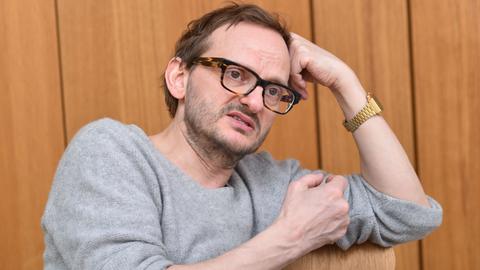 Der Schauspieler und Regisseur Milan Peschel gestikuliert am 19.03.2015 in Heidelberg (Baden-Württemberg) im Theater während eines Interviews.