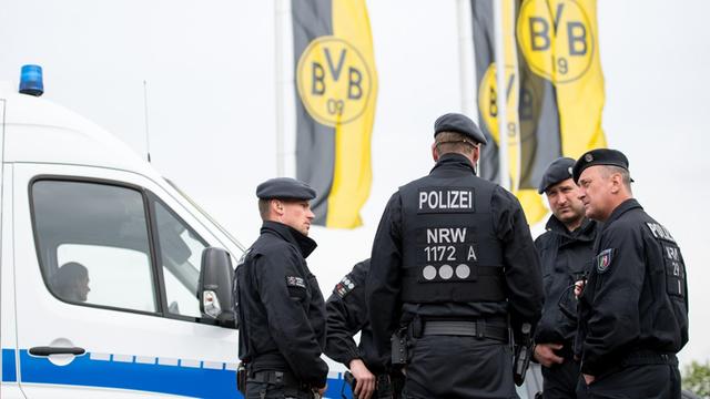 Polizisten stehen am 12.04.2017 vor dem Trainingsgelände von Borussia Dortmund in Dortmund (Nordrhein-Westfalen).