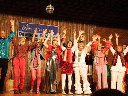 Der Ö-Chor aus Hildesheim bei einem Auftritt im Jahr 2011. Der Ö-Chor aus Hildesheim bei einem Auftritt im Jahr 2011.