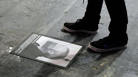 Ein Katalog zum abgehängten Kunstwerk "Politische Gefangene" des spanischen Künstlers Santiago Sierra liegt auf dem Boden auf der Kunstmesse ARCO in Madrid.
