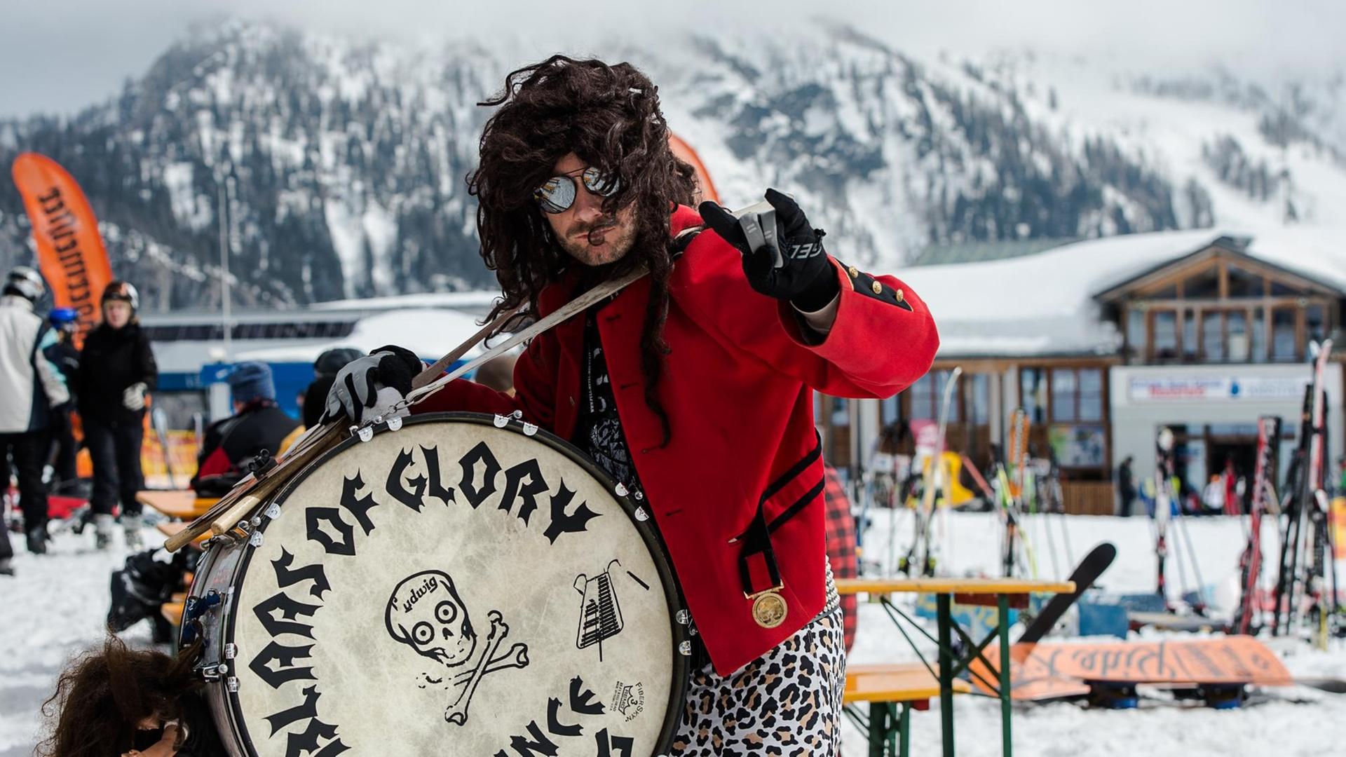 Ein Musiker der Band «Blaas of Glory» zeigt am 01.04.2016 im Ski-Gebiet Nassfeld in Österreich an der Tresdorfer Alm während des "Full Metal Mountain" Festivals den "Teufelsgruß". Das Heavy Metal Festival ist ein Ableger des Wacken Festivals.