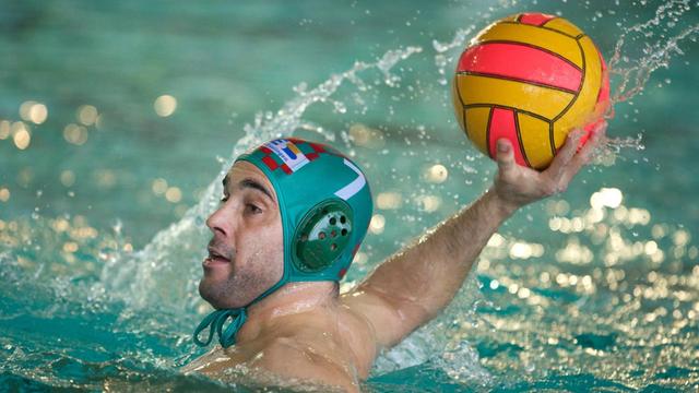 Der Wasserball-Spieler Heiko Nossek wirft einen Ball im Wasser.