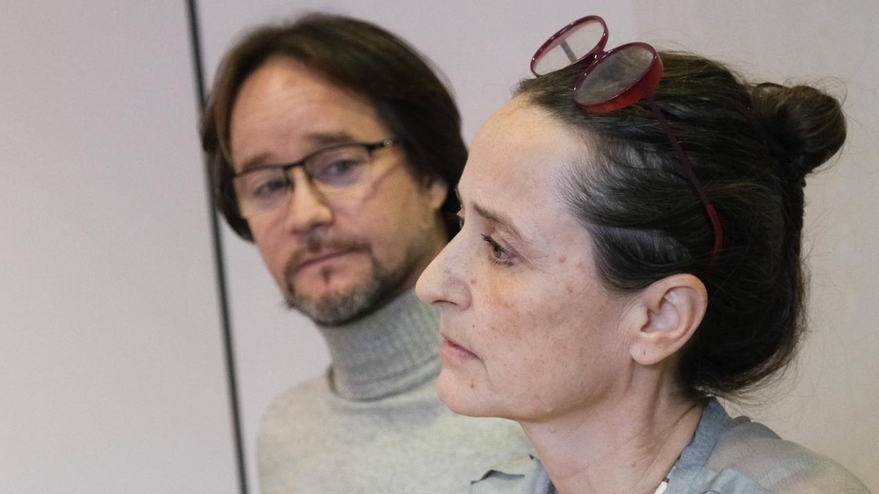 Das Foto zeigt den Choreographen Johannes Öhman und die Tanzregisseurin Sasha Waltz auf einer Pressekonferenz. Das Foto zeigt den Choreographen Johannes Öhman und die Tanzregisseurin Sasha Waltz auf einer Pressekonferenz.
