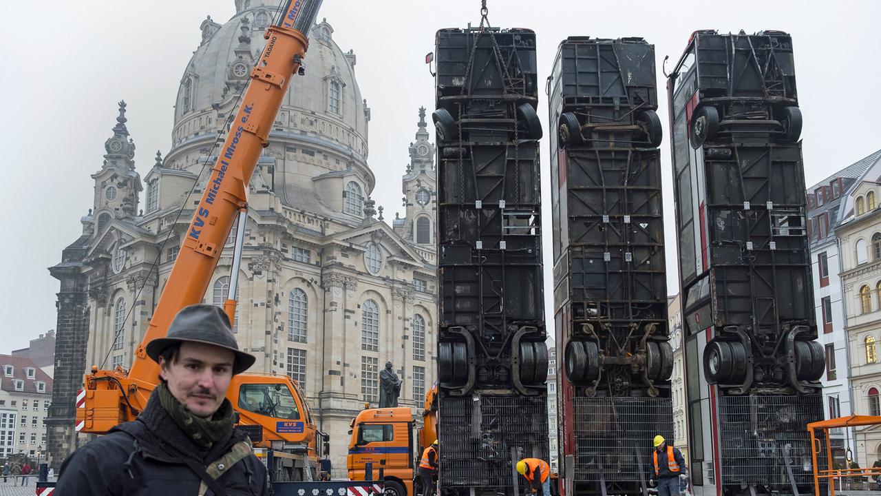 Im Dresdner Stadtzentrum erinnert eine Kunstinstallation an den Krieg in Syrien. Künstler ist der Deutsch-Syrier Manaf Halbouni. Im Dresdner Stadtzentrum erinnert eine Kunstinstallation an den Krieg in Syrien. Künstler ist der Deutsch-Syrier Manaf Halbouni.