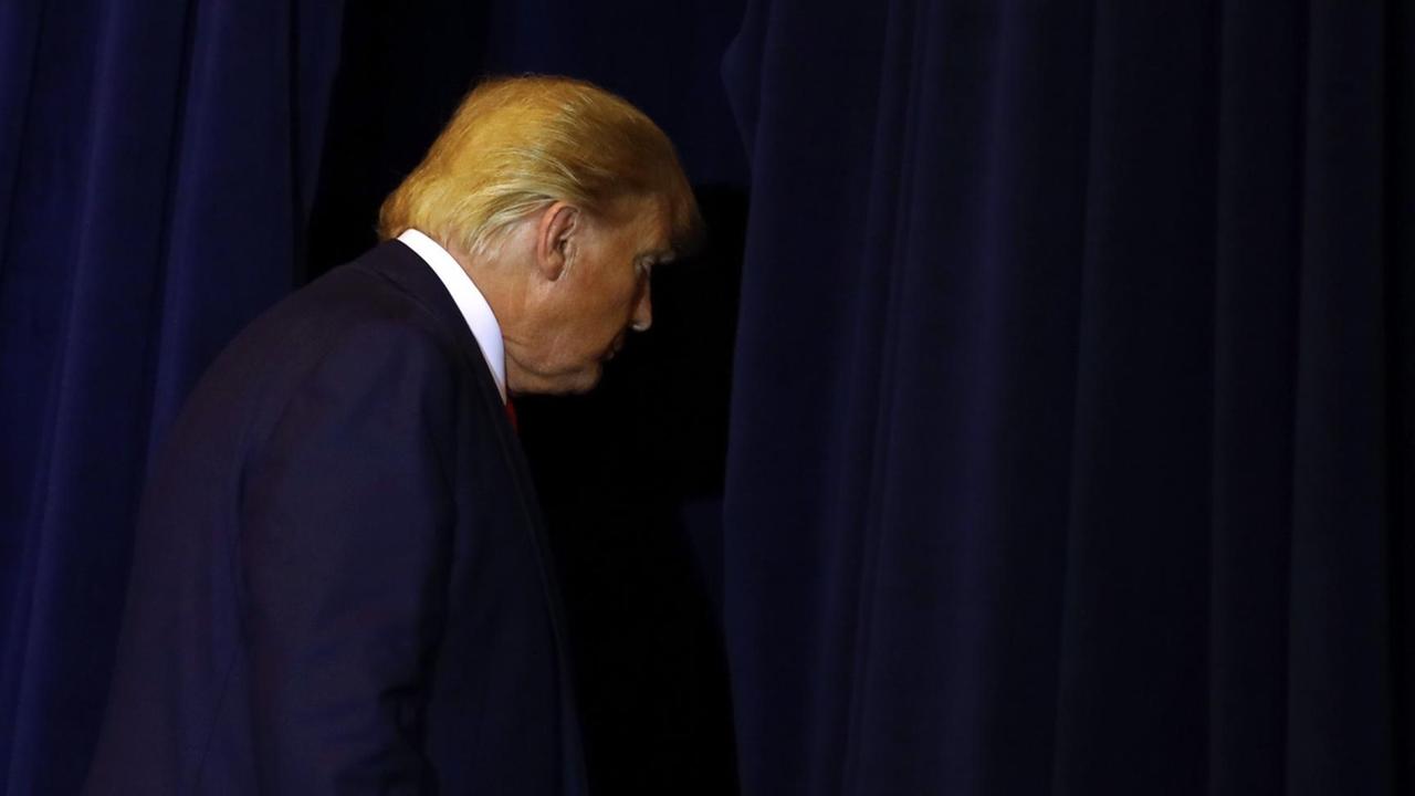 Donald Trump verlässt eine Pressekonferenz Donald Trump verlässt eine Pressekonferenz