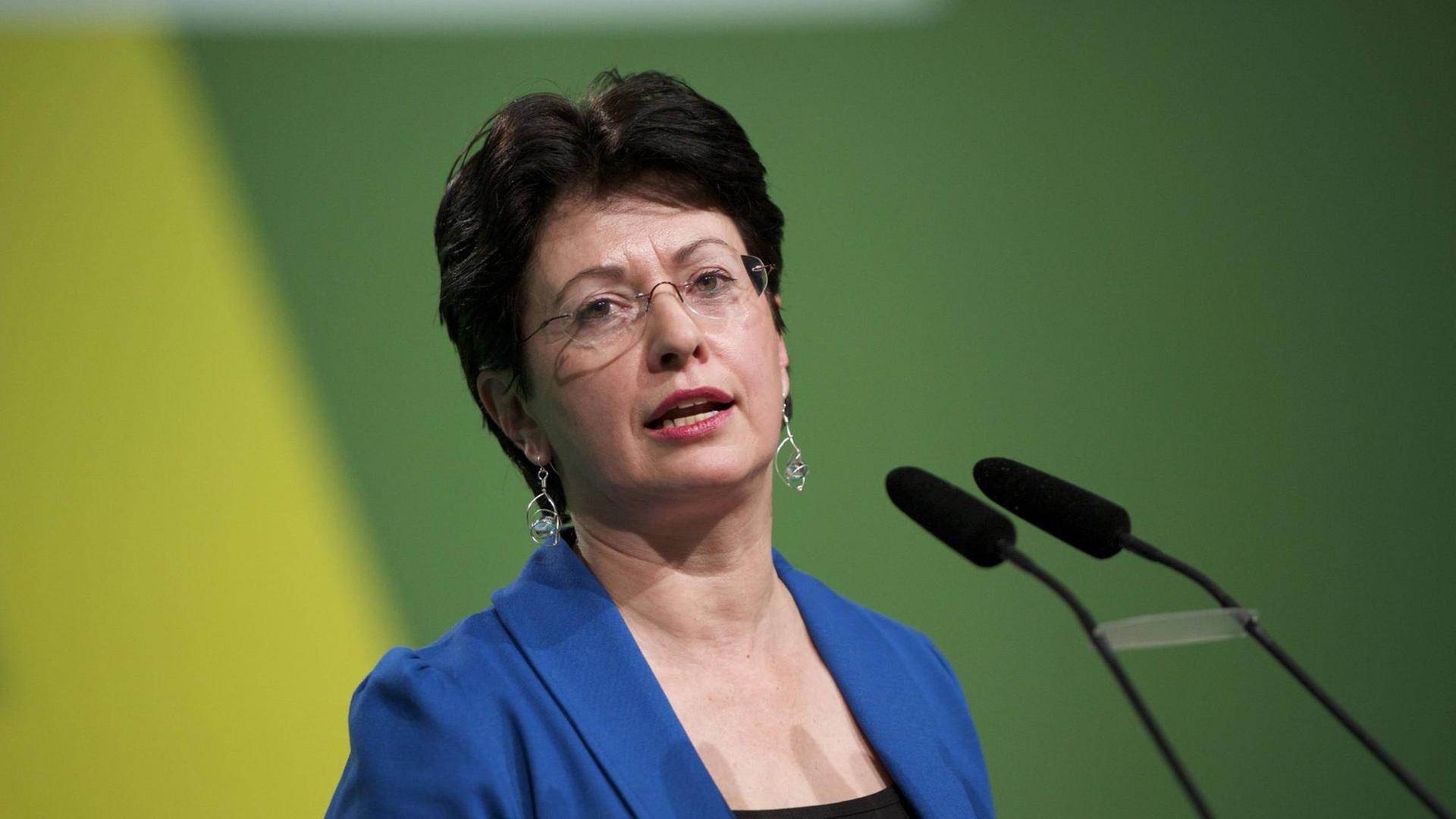Die Grünen-Europaabgeordnete Barbara Lochbihler spricht in Mikrofone.