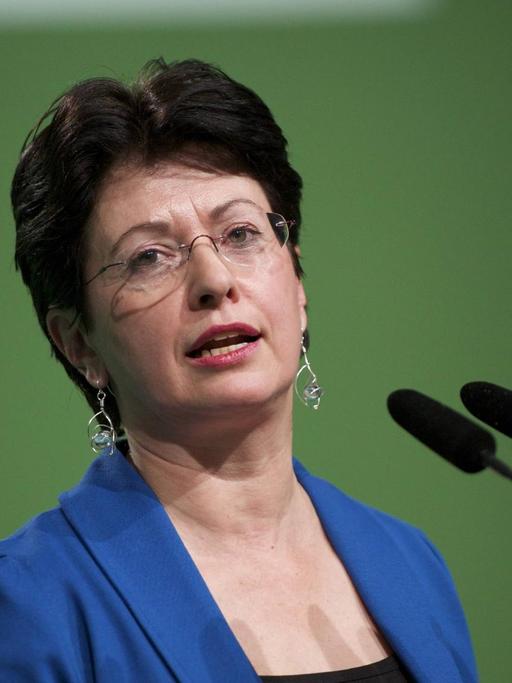 Die Grünen-Europaabgeordnete Barbara Lochbihler spricht in Mikrofone.